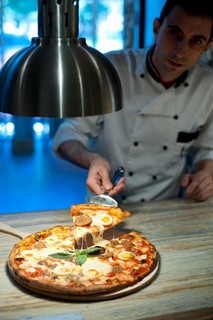 Акробатическая пицца от Vincenzo Dilillo в ресторане Густо!. Рестораны Санкт-Петербурга