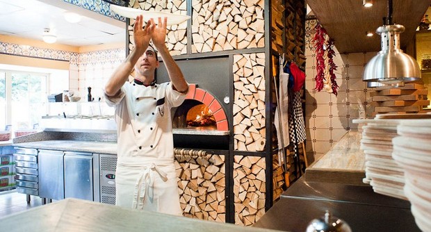 Акробатическая пицца от Vincenzo Dilillo в ресторане Густо!. Рестораны Санкт-Петербурга