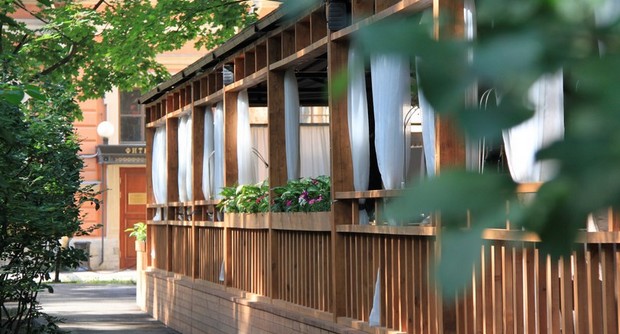 Летняя терраса ресторана "Гимназия". Рестораны Санкт-Петербурга