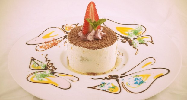 Торт в 4D. Молодоженам скидки в ресторане Stage Illusions. Рестораны Санкт-Петербурга