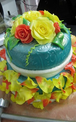 Торт в 4D. Молодоженам скидки в ресторане Stage Illusions. Рестораны Санкт-Петербурга