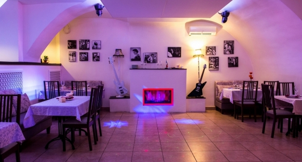 Художественная выставка продюсера в Stage Illusuons restaurant. Рестораны Санкт-Петербурга